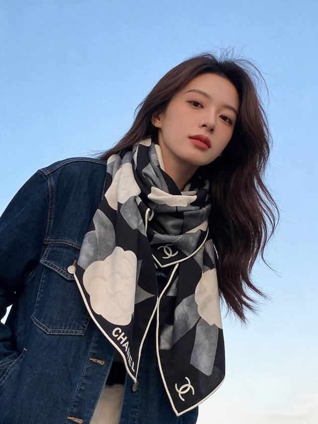 Chanel ~25秋冬新品～“山茶花与蝴蝶结” 140双面丝绒披肩 手工卷边丝绒方巾 30%桑蚕丝70%羊绒 这款经典单品展现强大而迷人的女性魅力精髓。此14