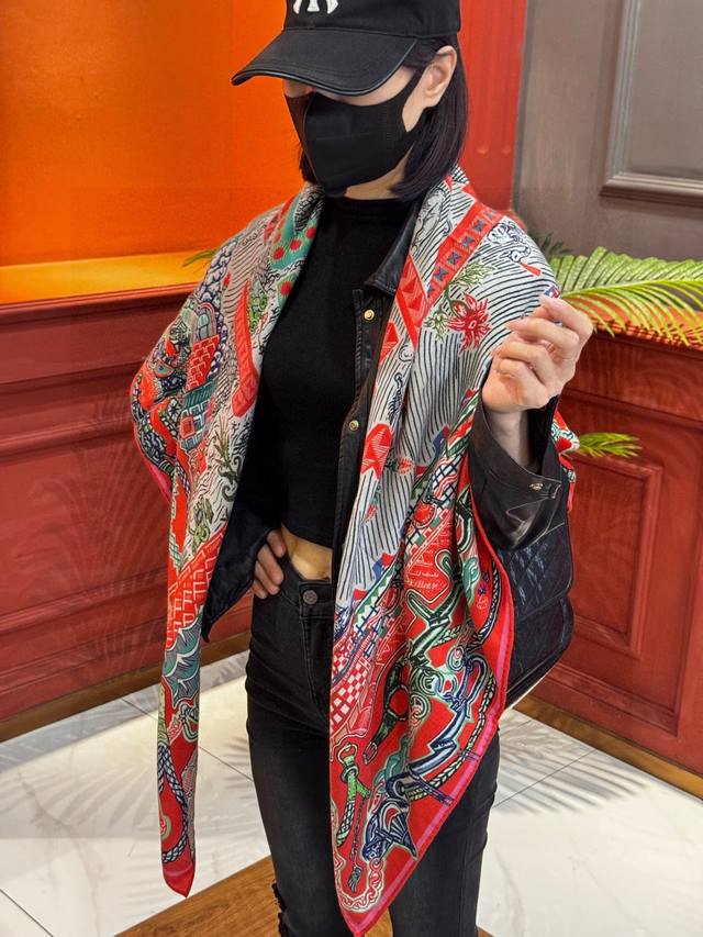 新款 秋冬搭配利器顶级双面同色真丝羊绒披肩！！点睛精彩，图案和配色都超级喜欢，又一款双面配色工艺设计的丝绒披肩，超级喜欢！！！！一条披肩等于两条穿出高级感！实物