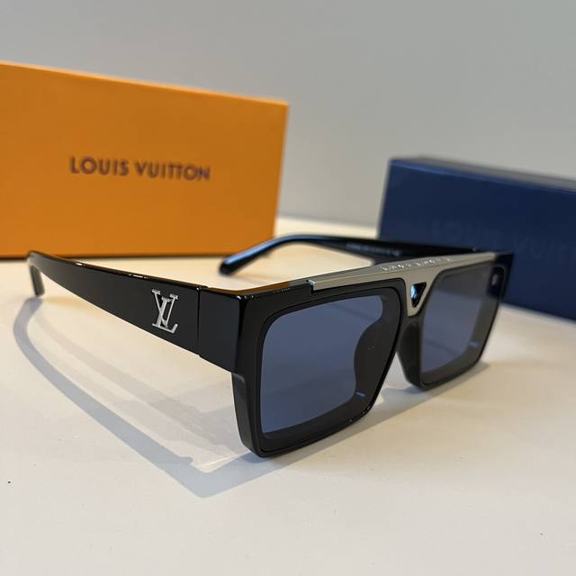 Lv 路易威登太阳镜Louis Vuitton Model: Z1502W Size: 61013-140 太好看了吧！上脸超显脸小 姐妹们自己体会吧，已经词尽