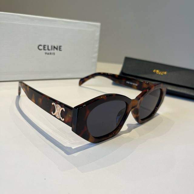 Celine凯旋门墨镜真不需要纠结 Lisa，江疏影等各大明星达人同款 Celine凯旋门不用纠结，直接冲圆脸方脸佩戴优越度高时髦精必入窄款单