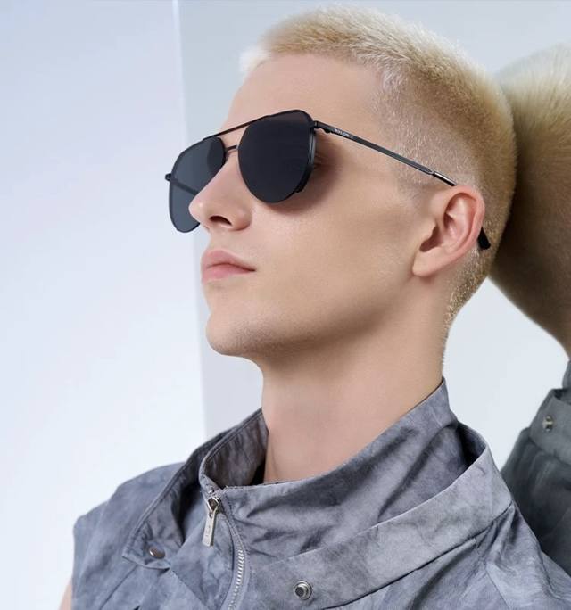 Lv 男款炫彩飞行员偏光太阳镜 材质：高清尼龙加厚卡槽高清偏光镜片 无边框镜架颜型号：L28901