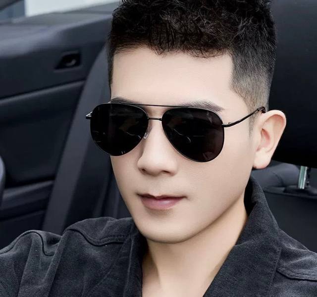 Lv 男款炫彩飞行员偏光太阳镜 材质：高清尼龙加厚卡槽高清偏光镜片 无边框镜架颜型号：L18903