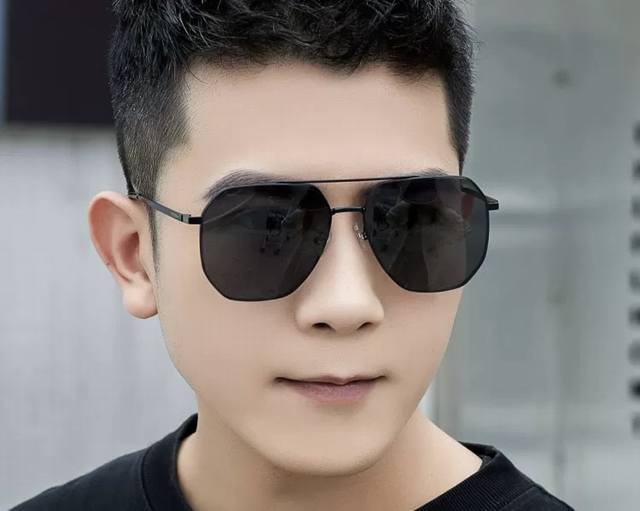 Lv 男款炫彩飞行员偏光太阳镜 材质：高清尼龙加厚卡槽高清偏光镜片 无边框镜架颜型号：L08902