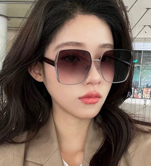 Gucc*新款太阳镜太漂亮的款,爆到断货。镜片采用尼龙材质,透光度清晰的同时又保护眼睛,镜框采用环保无磁不锈钢金属。镜腿铰链处开合采用专利弹弓技术,避免螺丝松滑