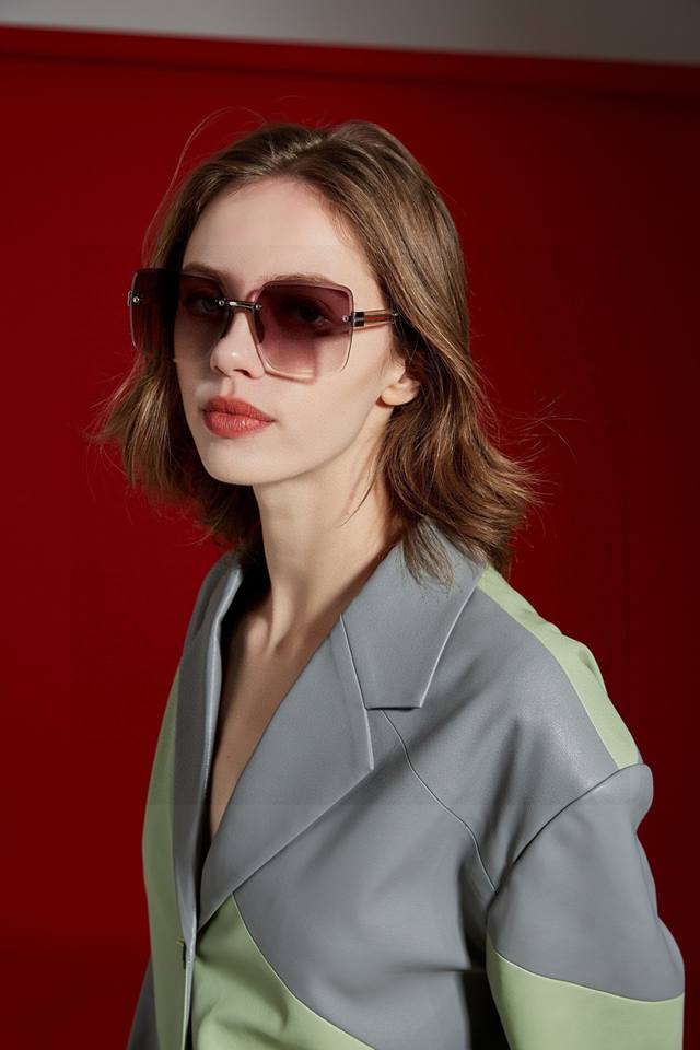 Gucc*新款太阳镜太漂亮的款,爆到断货。镜片采用尼龙材质,透光度清晰的同时又保护眼睛,镜框采用环保无磁不锈钢金属。镜腿铰链处开合采用专利弹弓技术,避免螺丝松滑