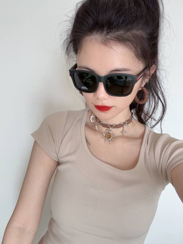 普拉达 方框太阳镜墨镜经典的方框设计，不挑脸型，无论搭配大衣还是连衣裙都非常显气质 预防紫外线 型号：型号：p1970