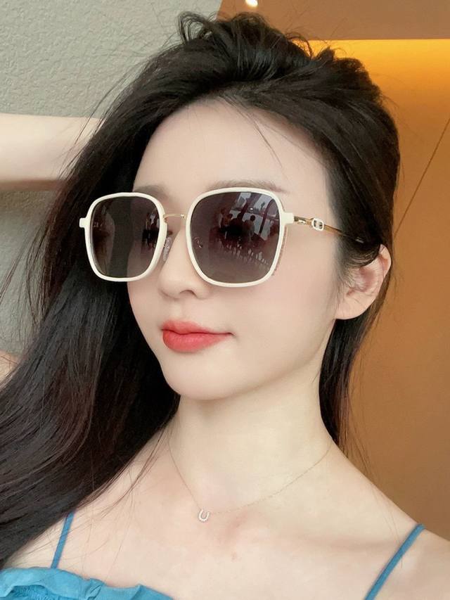 Dior2025官方新款 众多明星同款 新款大框偏光墨镜 宝丽来超清加厚太阳镜型号：Cd3823
