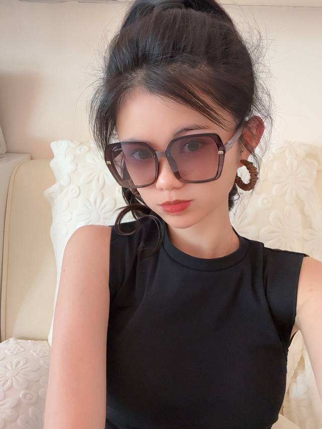 Miumiu 缪缪2025开春新款闪耀新款璀璨登台 太阳镜潮品 精致个性设计简约时尚 专柜品质值得拥有 绝对潮爆 提升个人品味的时尚单品 型号：M4304
