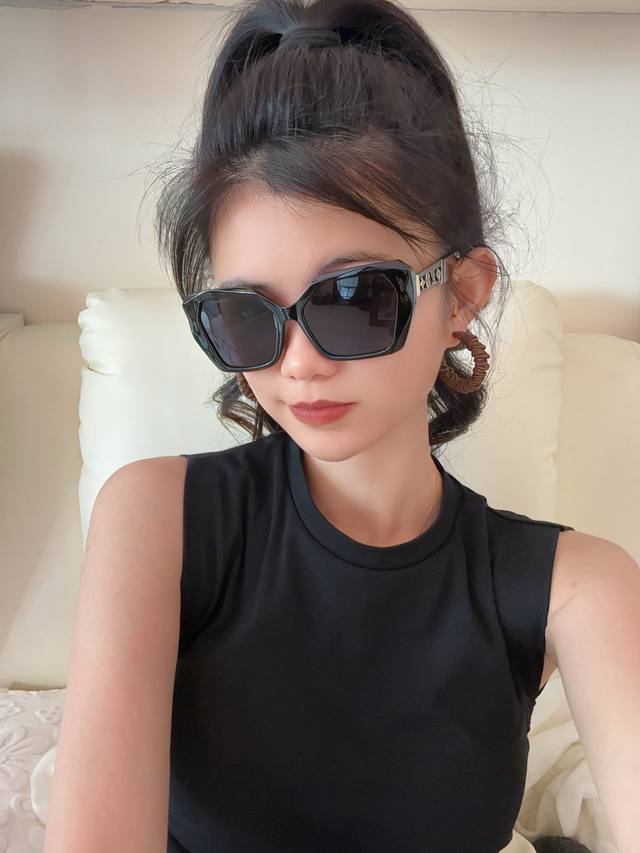 Lv 2025年开春新款 潮流爆款 时尚方框太阳镜 高品质 佩戴舒适 网红潮款墨镜 型号L5230