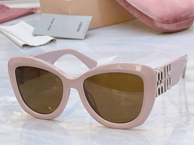 Miumi* 缪*缪新款太阳镜，Mod：Smu083Z，Size:52口19-135