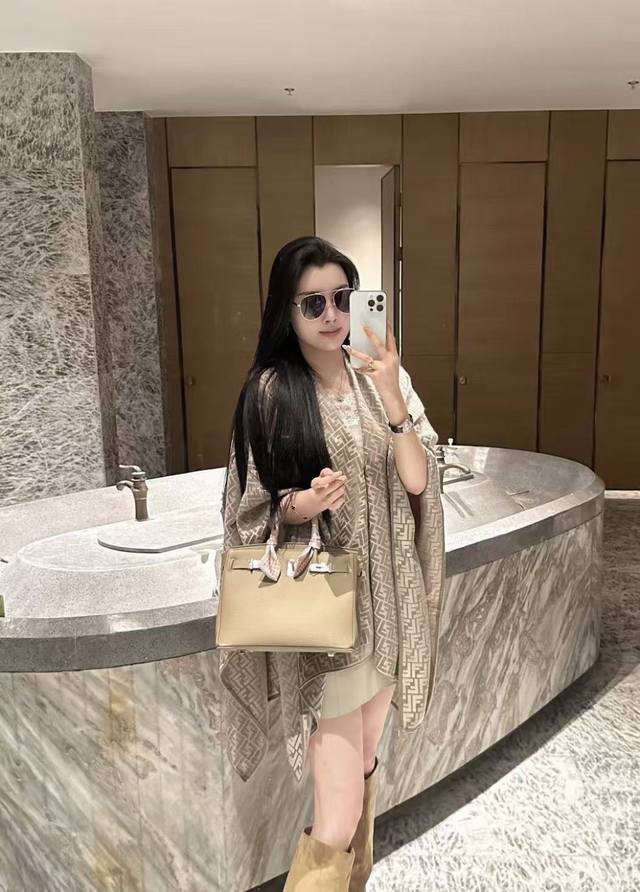 爆款来了新款免代购极品重磅最新经典Ff字母元素羊毛斗篷，大极品F主打的斗篷，专柜也是刚上架的好玩意儿正儿八经的好东西，真材实料非常重磅，这样的一件非常耗原料这个