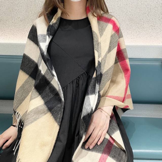 巴宝莉真真正正的福利！！ 尽管拿市面上任何一家的货来对比我家品质！ Bu史上最牛掰的原单货， 博柏利双面斗篷 经典中的经典.这批原单全包.本来订制出口单.但是不