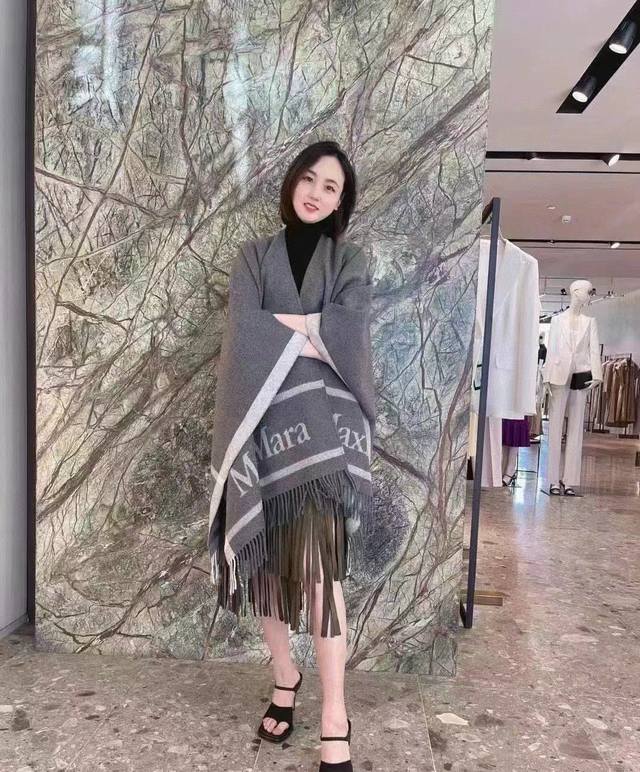 Maxmara臻品推荐，25年最火的斗篷披肩，同步专柜5000，秋冬新款！亲妈价格p给力推荐！造型功能很强大！实物真的很赞！！！特别精细，面料柔软轻盈， 真材实