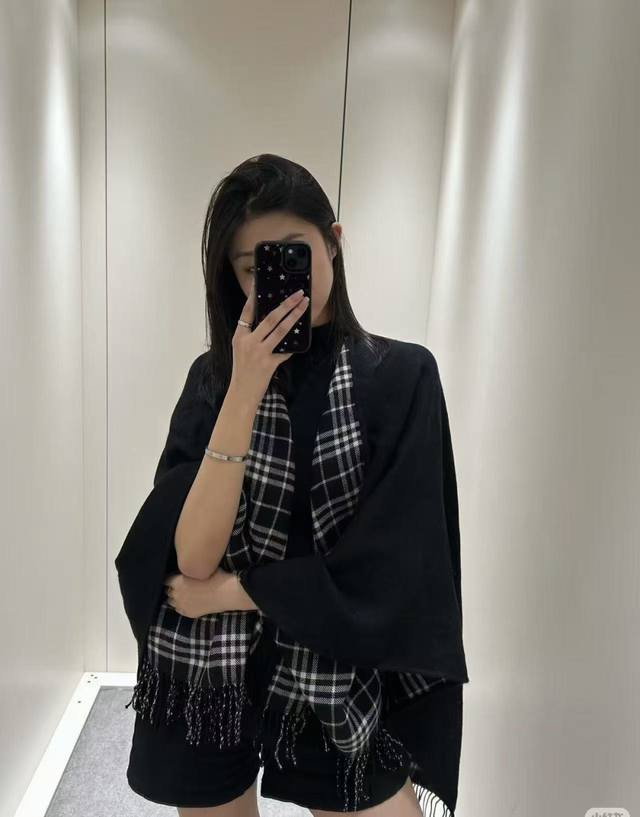 巴宝莉真真正正的福利！！ 尽管拿市面上任何一家的货来对比我家品质！ Bu史上最牛掰的原单货， 博柏利双面斗篷 经典中的经典.这批原单全包.本来订制出口单.但是不