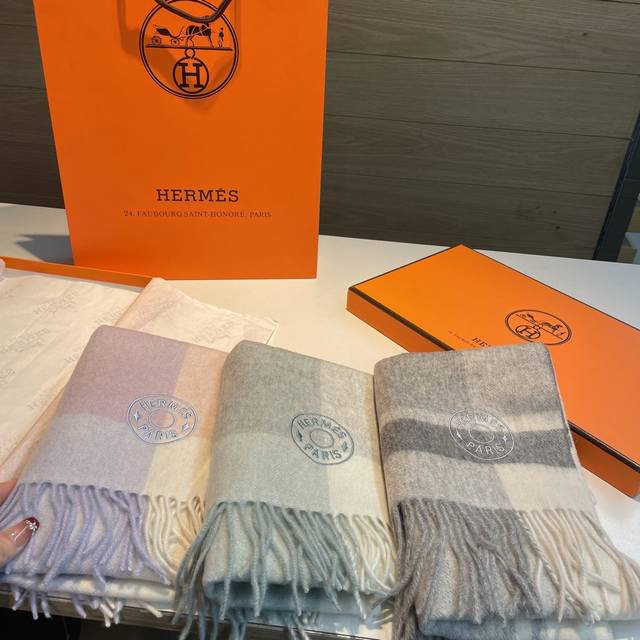 Hermes 爱马仕怒赞自留我们的男款围巾且买且珍惜~~男款真的很少，一年也就出几款，都是出口订单所以比较难遇男人的东西讲究少而精，好看的男款一定要收这款H男士