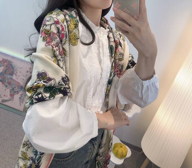 新款现货140丝绒方巾双面同色 专柜同步Dior 迪奥 抢Vip推荐 下手一定要快 高端 大爱 纯羊绒 婴儿触感舒服到飞女人尤物 货极少 四季都可以用真心美的让