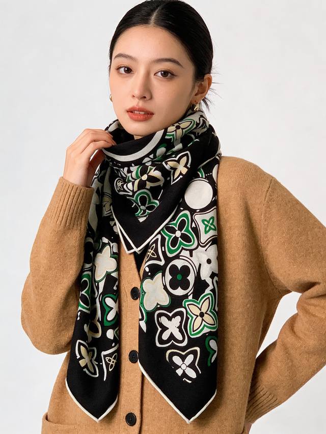 Jardin Des plantes 140双面丝绒～ Lv秋冬新品 Jardin Des plantes 丝绒披肩得名于历史悠久的巴黎植物园，以优雅设计颂赞大
