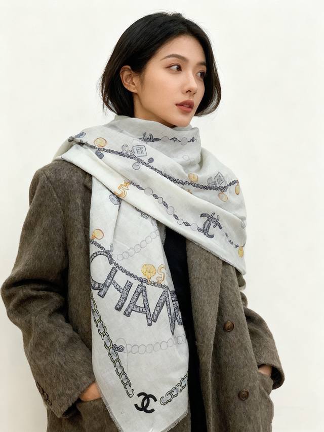 香奈儿25B珍珠链条羊绒方巾！ 自发售就一条难求 Cc珍珠项链链条方巾， 这是本年度最美的丝巾没有之一了 非常高级！ 甩大街的品质！老客户强推入， 最最最上好的