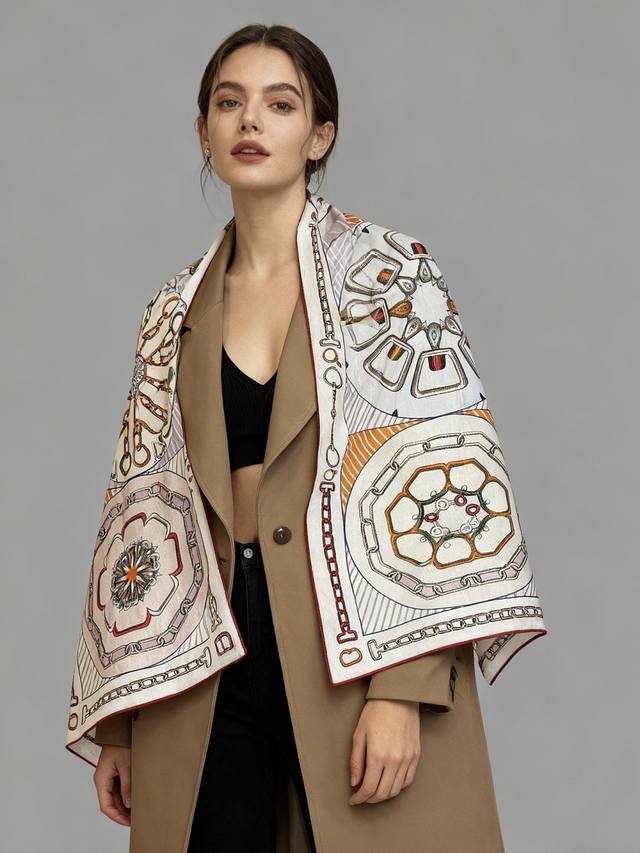 p2 2025年早秋上新 双面同色丝绒方巾 手工卷边山羊绒和真丝混纺披肩 %山羊绒，30%桑蚕丝 这款披肩采用经典山羊绒和真丝混纺面料，柔软轻盈，佩戴方便。空调