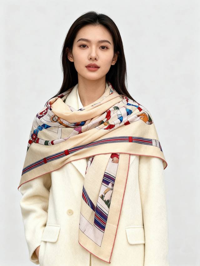 金质马刺与骏马的披挂叠印版”披肩 140顶级丝绒双面同色 手工卷边30%桑蚕丝70%羊绒 这款迷人的140披肩令您散发内在优雅和从容自信。此柔软轻盈的配饰制作精