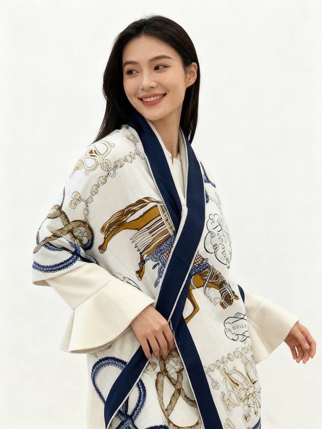 2025年秋冬上新 双面同色丝绒方巾 手工卷边山羊绒和真丝混纺披肩 70%山羊绒，30%桑蚕丝 这款披肩采用经典山羊绒和真丝混纺面料，柔软轻盈，佩戴方便。空调房