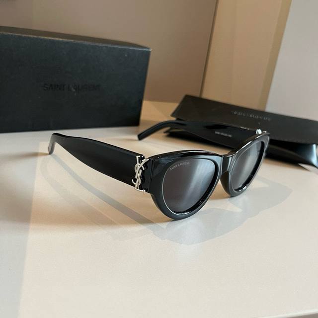 Ysl 圣罗兰23新款来喽Slm94 银黑 侧面的Logo Ysl金属标很有质感，遮脸效果很棒 许多明星网红同款杨蓉新剧“二十九”中就有佩戴～一整个霸道女总裁的