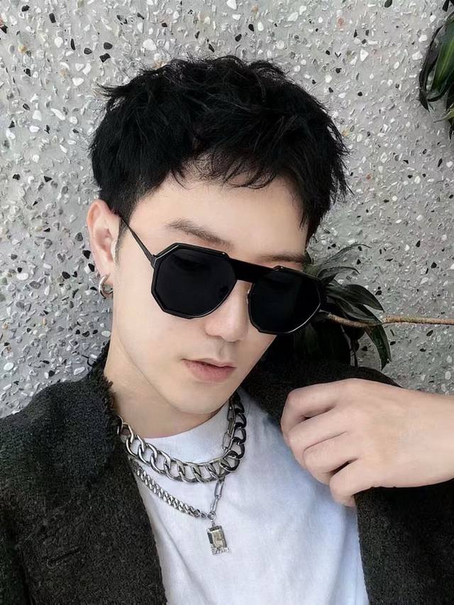 Gucci古奇 新款连体驶驾镜墨镜出行必众备多明星同款 太阳镜 男女太士阳镜飞行 型号：G011