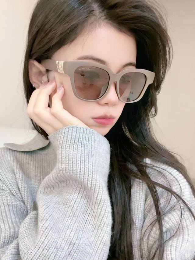 Tr偏光系列 Lv大框太阳镜墨镜经典的方框设计，不挑脸型，无论搭配大衣还是连衣裙都非常显气质偏光镜片预防紫外线 型号：型号：L5516