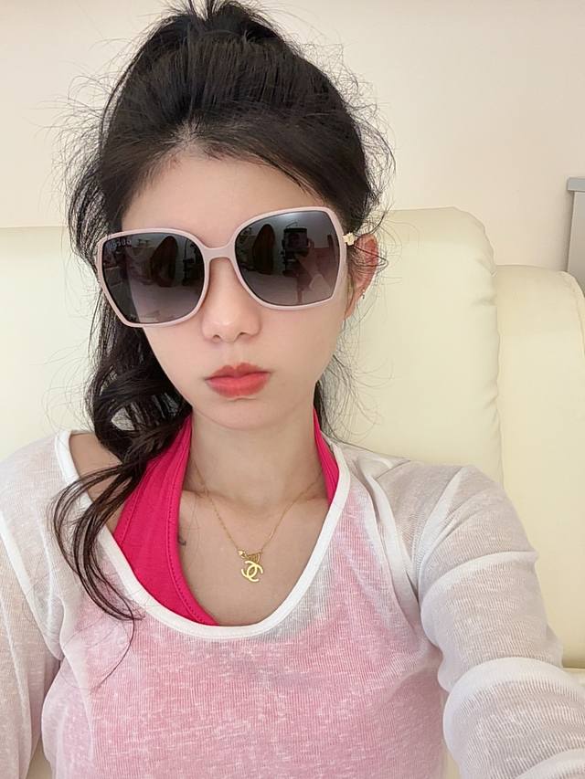 Gucci墨镜2025新款 方框设计再优雅的同时还能在视觉上修饰脸型，敲显脸小，不挑脸型 复古的马衔扣配上独特的紫色镜片，复古感十足 可盐可甜 镜腿采用G家经典