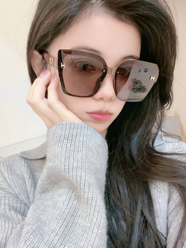 Tr偏光系列 爱马仕 经典的方框设计，不挑脸型，无论搭配大衣还是连衣裙都非常显气质尼龙偏光镜片预防紫外线 型号：H1992