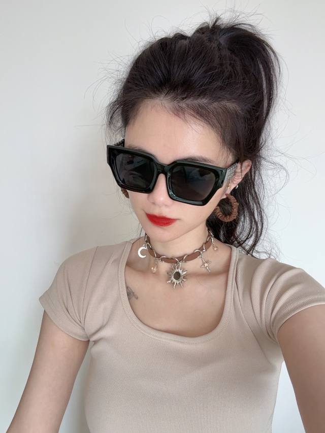 Chanel大框太阳镜墨镜 经典的方框设计，不挑脸型，无论搭配大衣还是连衣裙都非常显气质偏光镜片预防紫外线 型号：Ch6132