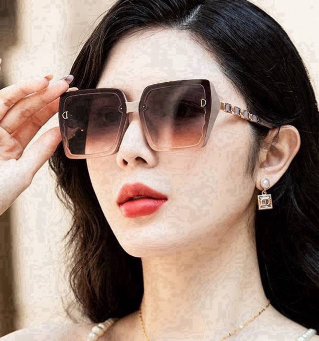 Dior 2025开春新款原版出货 网红超爆款经典奢华全球风 [亲亲] 时尚方框太阳镜 气质非凡 经典连体大框款式太阳眼镜[篮球] 顶级品质 奢华Logo 正版