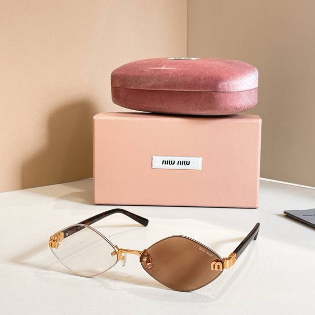 Miu Mi*Model：Mu 163Av Size：61口18-143变色镜片～