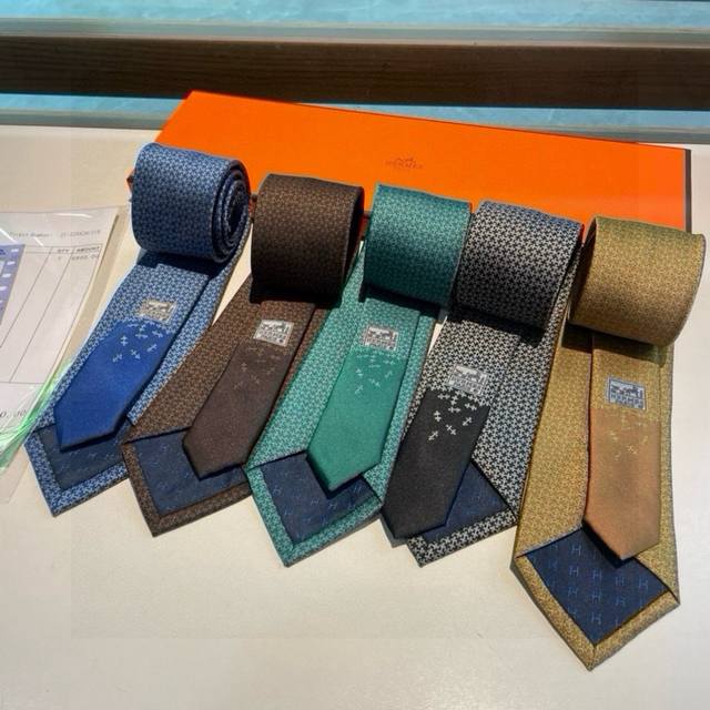 男士新款领带系列 H马衔扣印花领带 ，稀有H家每年都有一千条不同印花的领带面世，从最初的多以几何图案表现骑术活动为主，到如今的款式则丰富得多，以活泼的动物或日常