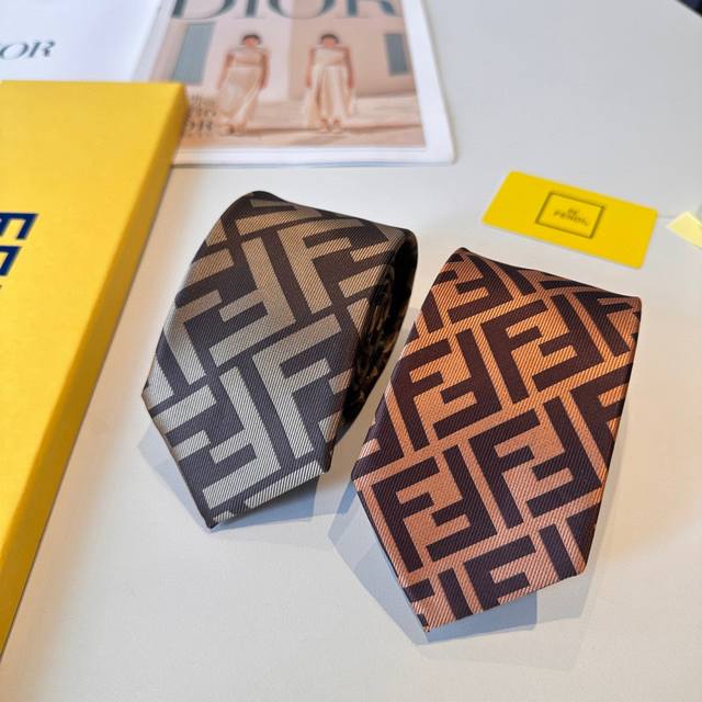 特 这款绝了，实物真的很美，男士芬迪爆款领带，稀有展现精湛手工与时尚优雅的理想选择，这款采用F家最具标志性的Ff字母制成的丝质领带，以同色调手法演绎的更显雅致风