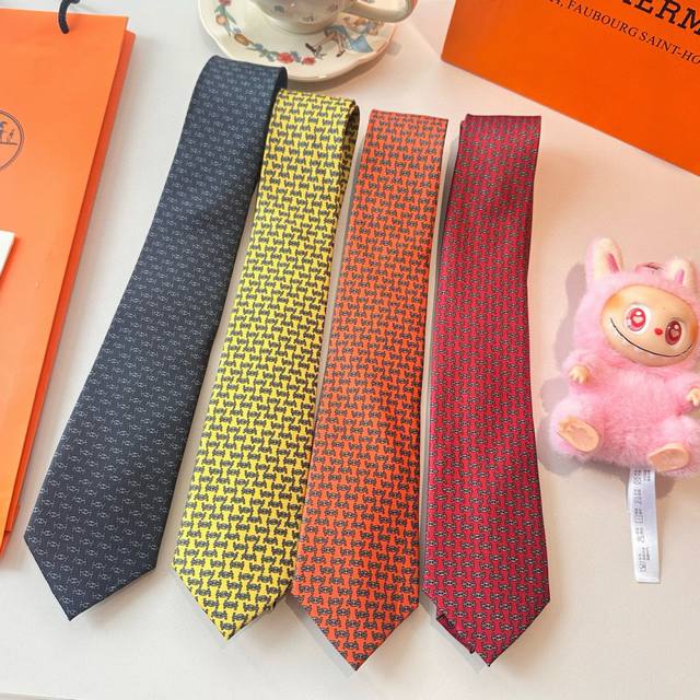 特 爱马仕男士新款领带系列，稀有H家每年都有一千条不同印花的领带面世，从最初的多以几何图案表现骑术活动为主，到如今的款式则丰富得多，以活泼的动物或日常生活 事物