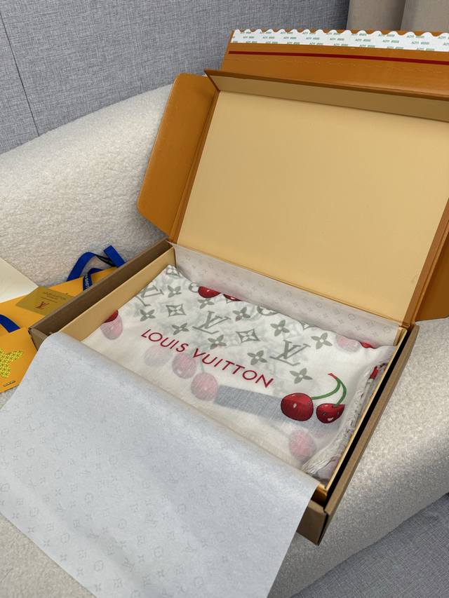 L家。 新款樱桃-村上隆联名印花四方巾 美轮美奂！1:1原单品质！！高端不规则裁边方巾！高端设计师配色均考虑上身效果和色彩饱和度，色泽会浓郁而深。极其华丽的色彩