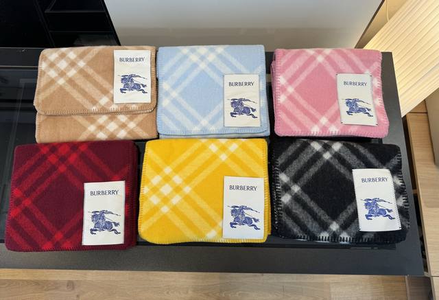 Burberry 格纹羊毛围巾 羊毛围巾，于挪威精纺打造，装饰新季格纹。融入毯边锁缝细节，拉绒工艺赋予其柔软触感。 – 长方形 – 毯边锁缝细节 – 马术骑士徽