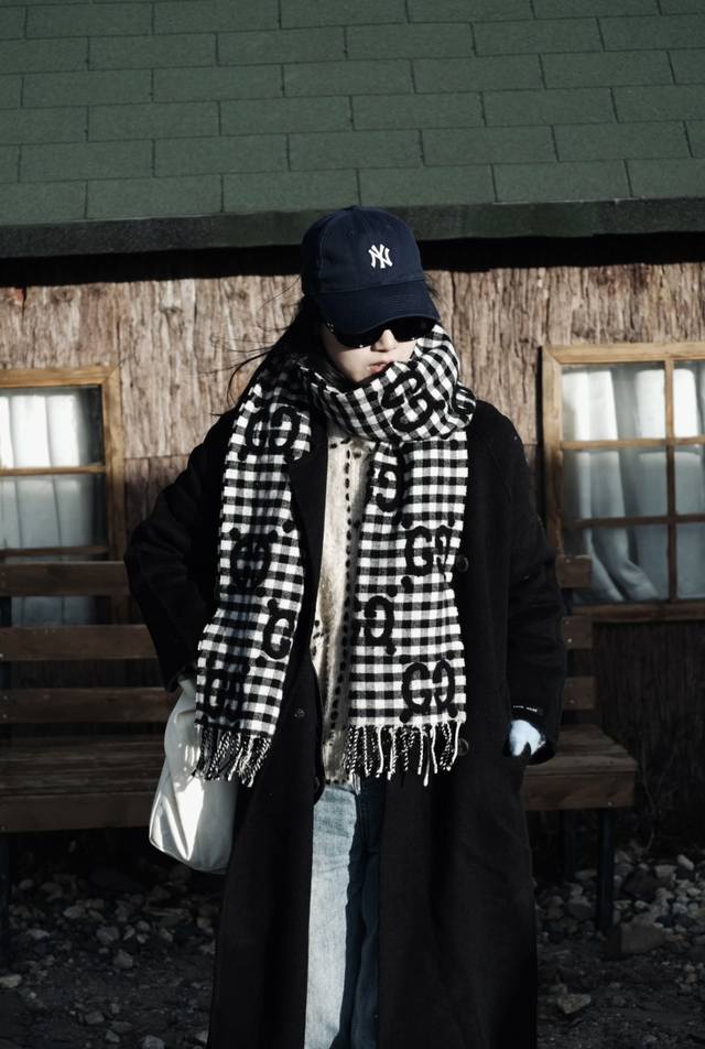 新色到Gucci新款围巾 双G提花羊绒长巾 满满的少女感！喜欢格纹的姐妹们别错过，纯纯的好东西~配色真的太喜欢了，让人眼前一亮过目不忘，瞬间种草啊！超级好看！！