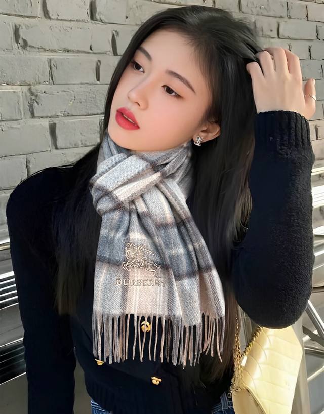 110%山羊绒 水波纹 2025巴宝莉采用内蒙古顶级山羊绒，最新款男女通用情侣款重磅推荐 经典的格子，永不过时非常保暖柔软亲肤，不扎脖经典巴宝莉格纹设计太美了赶