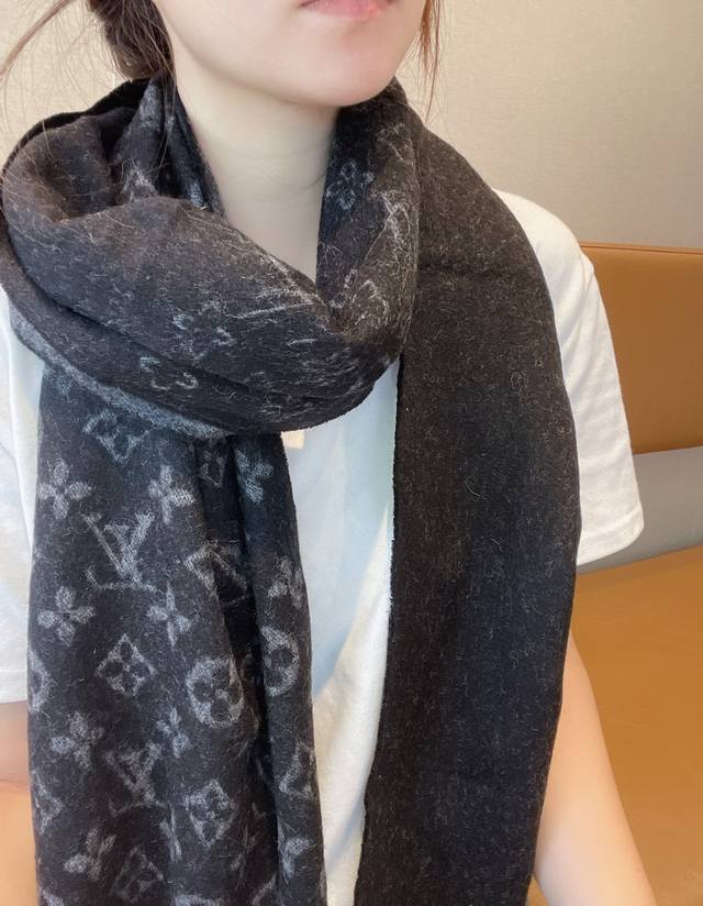 Louis Vuitton 双面渐变花纹 渐变提花经典设计完美，若隐若现的Lv标志，Size不大不小特别好搭配，品质超级好高端品质、高端细节、所见即所得 尺寸