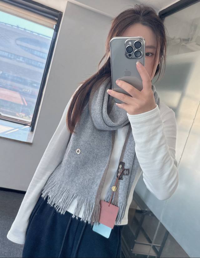 Loro piana 诺悠翩雅秋冬新品羊绒针织围巾！出口尾单，客供顶级纱线！这款织法比较难，又很费纱线，工艺难度非常大！！可正式，可随意，非常Classical