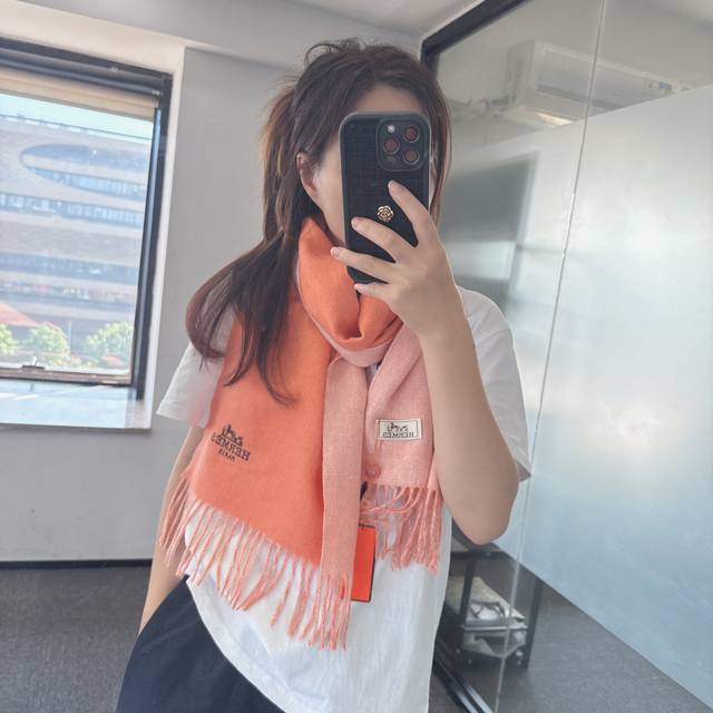 Hermes 爱马仕羊绒双面围巾，大H难得一见的温柔配色，低调又不失优雅 重点推荐双面配色，一条围巾两种风格搭配，高级舒适时髦气质，大牌范十足，超级安利大H这款