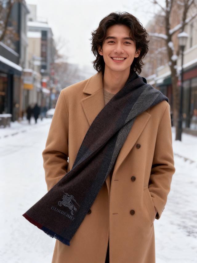 新款巴宝莉Bur羊绒男士精仿细腻围巾好看的要疯掉了，太有型太有魅力了！！！非常斯文时尚的秋冬单品！真的很喜欢，非常Classical的男款设计。男人的东西少而精