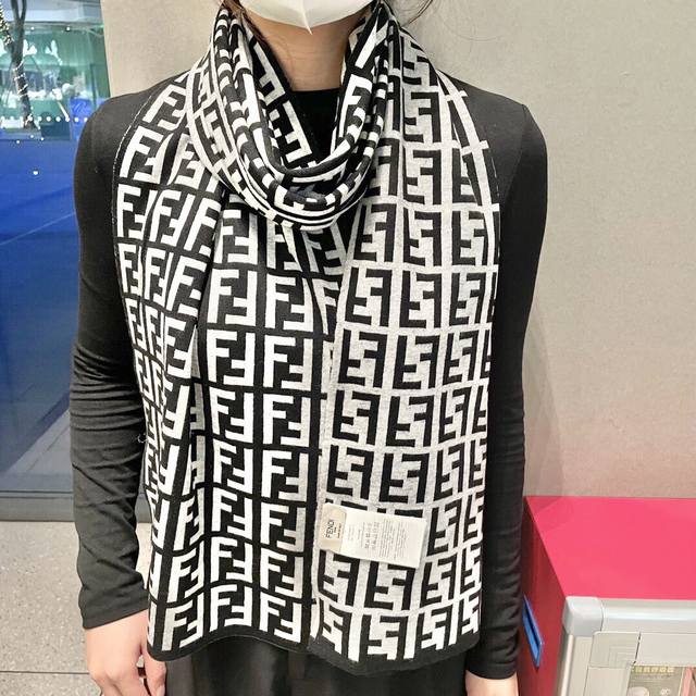 经典Ff字母元素围巾，专柜也是刚上架的好玩意儿今年的芬迪也是起飞的架势，火的不要不要的，这款真真儿的正儿八经的好东西，真材实料非常重磅，不管国内还是国外基本也是