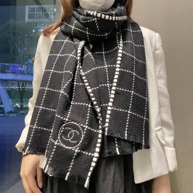 香奈儿新款格纹围巾披肩，银线拼接时尚奢华品质上乘送人自用绝对高大上独家实物拍摄所见所得，颜色超正顶级好货不等人，特殊渠道货卖一个少一个绝对的顶级好货，任何一个细