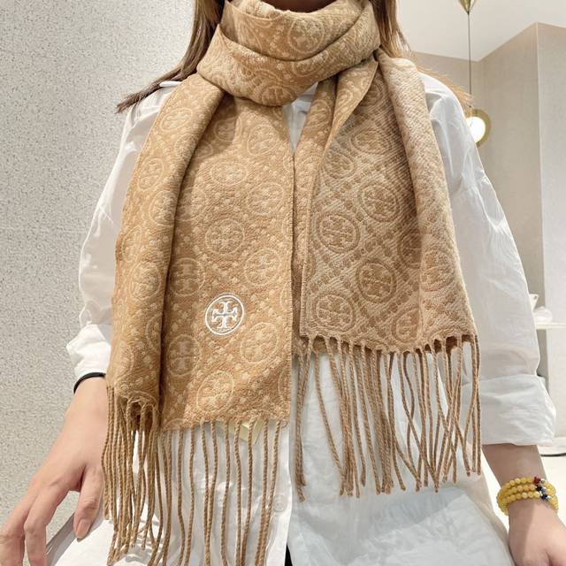 专柜同步！Tory Burch 托里伯奇长巾 很幸运拿到這个品牌的东西，真的不多见，很少在国內做订单，款式真的少的可怜顶尖奢侈品牌，秉承传统，技艺，热诚，散发独