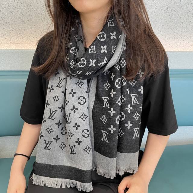 路易威登重磅原单，一模一样 Lv专柜新色 出口境外。专柜的最新限量双面拼色 限量版 品质极好,精工高密度字体无比清晰 面料为最顶级高原喀什米尔羊毛真丝 和专柜一