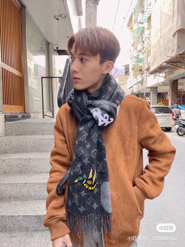 Nigo 联名款鸭子刺绣围巾 官网型号：Mp3470标签 100%羊绒Monogram提花拼接Lv棋盘元素、 经典与经典之间的融合～和谐精致 搭配日本潮品鬼才设