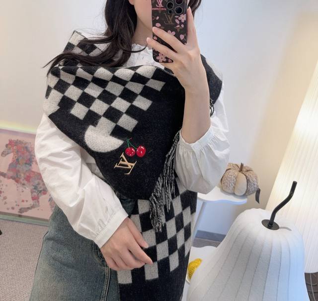 樱桃围巾好看的要疯掉了，太有型太有魅力了非常斯文时尚的秋冬单品！真的很喜欢，非常Classical的男款设计。男人的东西少而精手感真的绝了上身效果真的随便怎么围